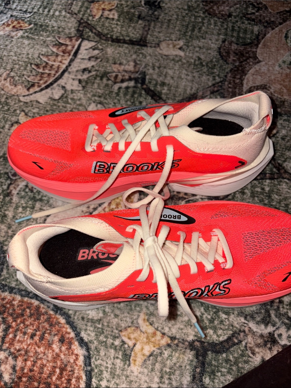Slightly used Women’s Brooks Hyperion Max 3 - Picture 2 of 3